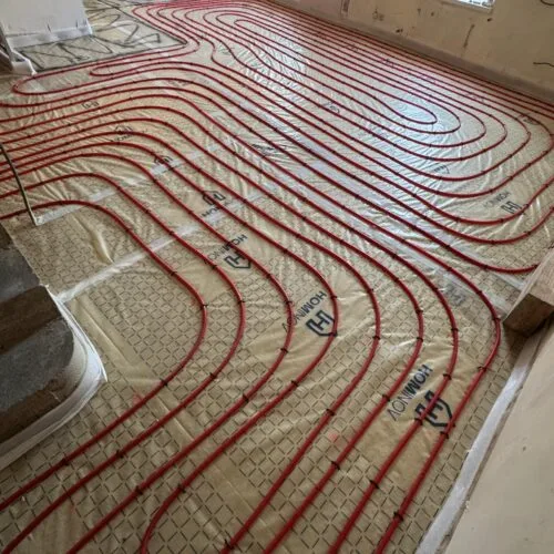 Pose complète d'un circuit de chauffage au sol dans un salon en cours de rénovation énergétique