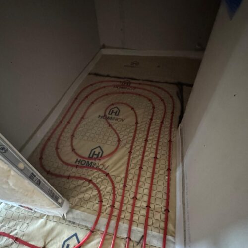 Boucle de plancher chauffant sur mesure dans un renfoncement lors d'une réfection thermique