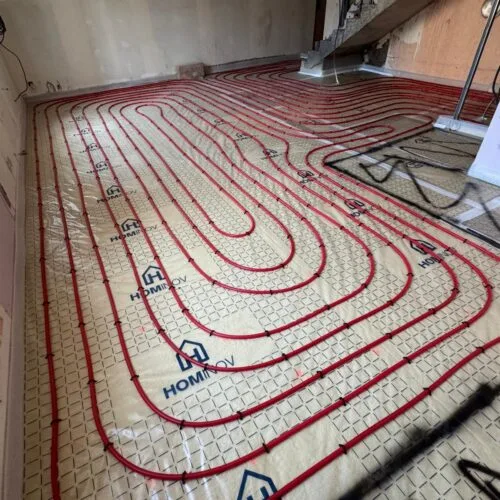 Chantier complet de plancher chauffant basse température avant coulage de la chape par ThermieChappe