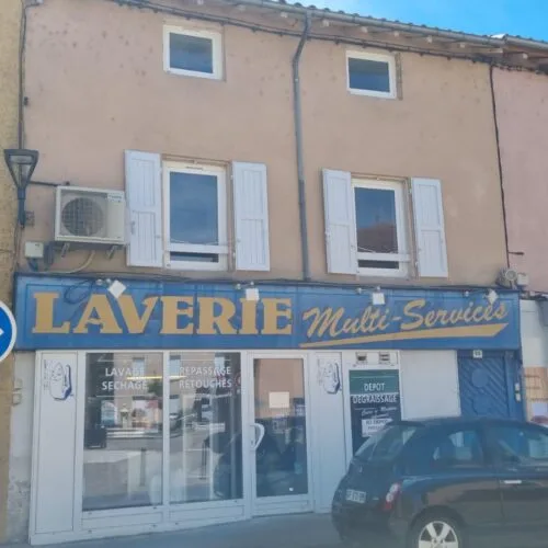 Installation en façade d'une unité extérieure de pompe à chaleur au-dessus d'un local commercial