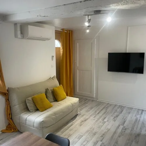 Climatisation réversible murale intégrée dans un salon après rénovation énergétique complète
